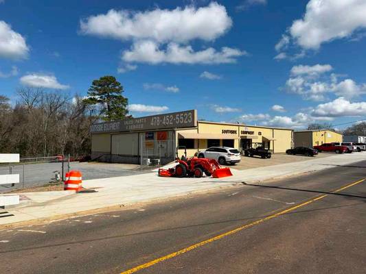 E Andrews 140 | Showroom with Multiple Industrial Lots - 140 Andrews Street